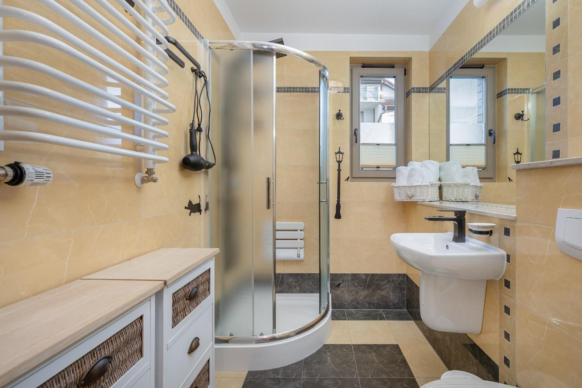 Exceptional 550 M From The By Renters Apartment *